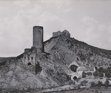 Hrady a zámky středních Čech na historických fotografiích